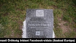 Az úgynevezett okosparcellakő a temető bejáratánál Iváncsán