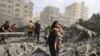 Palestinezët evakuohen pas sulmeve ajrore izraelite në qytetin e Gazës, 9 tetor 2023.
