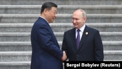 Președintele Chinei, Xi Jinping, îl întâmpină pe omologul său rus, Vladimir Putin, la Beijing, 16 mai. 