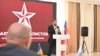  Consilierul socialist de la Bălți, Maxim Moroșan, ținând un discurs la tribună.