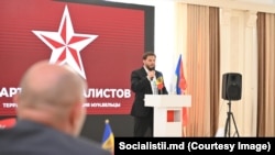 Consilierul socialist de la Bălți, Maxim Moroșan, ținând un discurs la tribună.