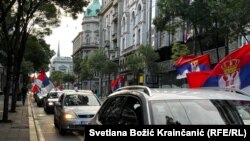 Автомобили со истакнати српски знамиња минуваат низ главните улици на Белград.
