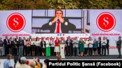 Una din manifestațiile electorale a partidului Șansă la Orhei. În partea de sus, pe ecran - Ilan Șor.