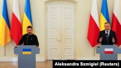 ПОЛСКА - Украинскиот претседател Володимир Зеленски и полскиот претседател Анджеј Дуда одржаа прес-конференција во Претседателската палата во Варшава, Полска, 5 април 2023 година