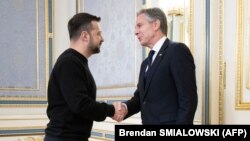 Secretarul de stat american Antony Blinken (D) se întâlnește cu președintele ucrainean Volodimir Zelenski la Kiev. 14 mai 2024.