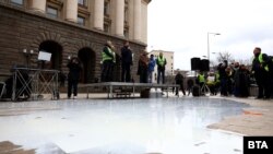Протестиращите разляха мляко пред сградата на бившия Партиен дом.