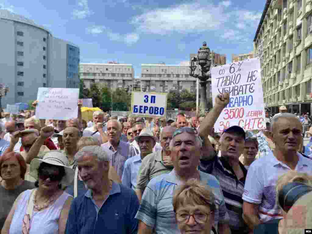 Со 6% покачување тивко не убивате, пишуваше на транспарентите што ги носеа пензионерите на протестот