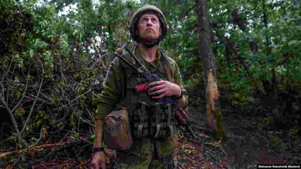 Un soldat ucrainean scrutează cerul în căutarea dronelor inamice în apropierea poziției sale de lângă Ceasiv Iar. &nbsp; &bdquo;Astăzi, soldații noștri au avansat în toate direcțiile; este o zi fericită. Le doresc băieților mai multe zile ca aceasta&quot;, a declarat Zelenski.