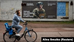 Afiș prin care ucrainenii sunt îndemnați să intre în armată, în satul Hrușivka din regiunea Dnipropetrovsk, Ucraina, 14 iunie 2023. (Alina Smutko, Reuters)