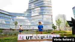 A hulladékpiacon működő cégek vezetői és alkalmazottai tüntetnek a Mol ellen Budapesten, az olajcég székháza előtt 2023. július 14-én