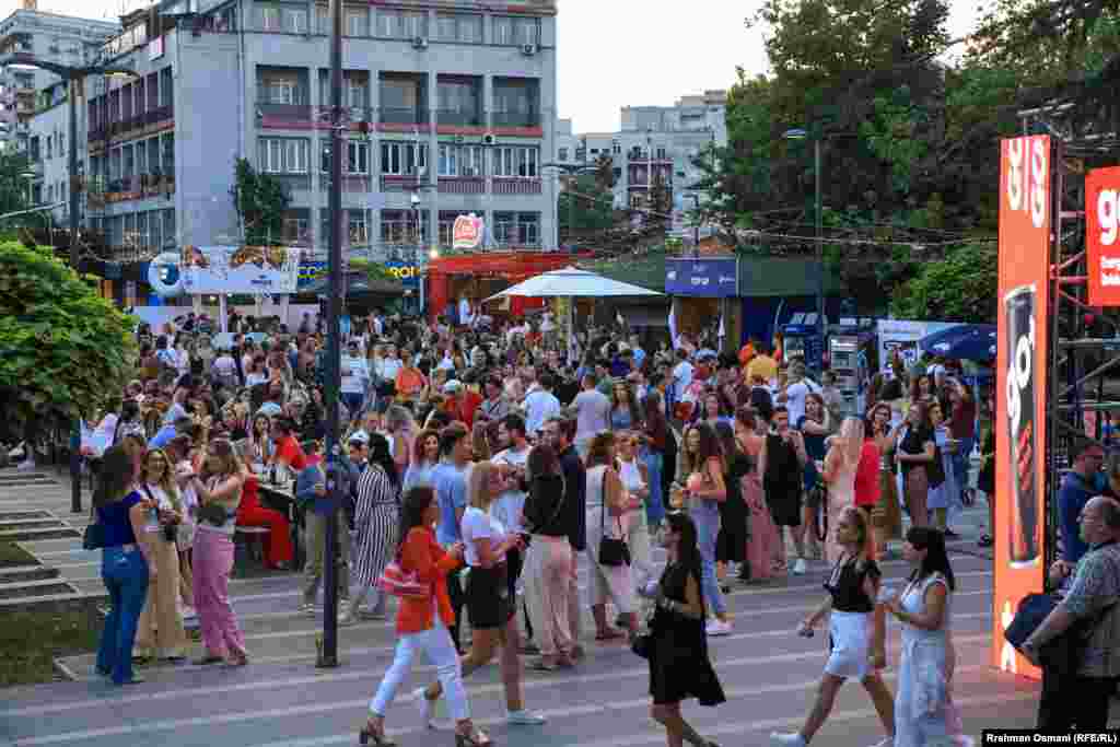 Edhe moti ka qenë në favor të festivalit. Nxehtë. 