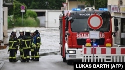 Vatrogasci na radu spasavanju od poplava u gradu Rajhertshofen u bavarskom okrugu Pfafenhofen an der Ilm, 2. jun 2024.