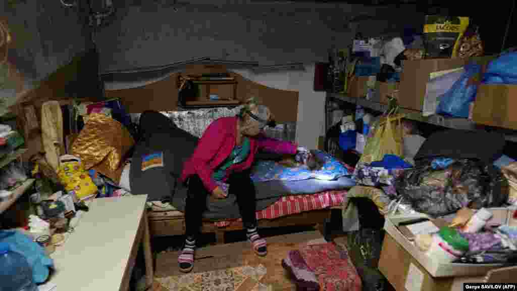 O femeie care nu a dorit să își spună numele locuiește cu câinele în pivnița rece și întunecată a casei.