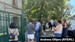 BAC 2025 începe pe 10 iunie. Fotografie ilustrativă cu elevi de liceu așteptând rezultatele Bacalaureatului din 2024. 