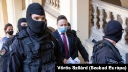 Schadl György érkezik a bírósági tárgyalásra 2023. május 23-án