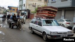 Граждани се евакуират от град Рафах