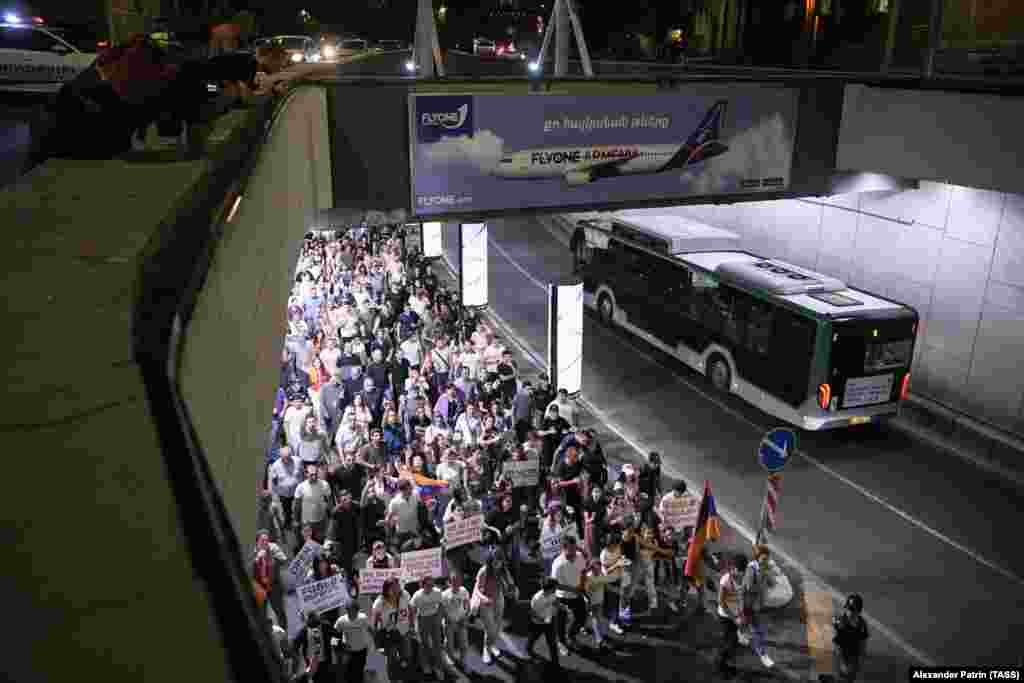 Протестантите маршира низ тунелот на автопатот во Ереван на 25 јули. МКЦК вели дека последен пат тие можеле да донесат лекови и основни прехранбени производи „пред неколку недели“. 