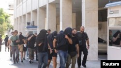 Фудбалските навивачи приведени по насилните судири меѓу фудбалските навивачи на АЕК Атина и Динамо Загреб.