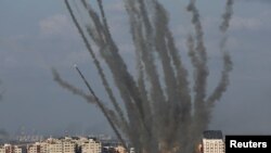 În Israel muncesc oficial circa 13.000 de cetățeni ai Republicii Moldova, dar cifra nu este exactă, deoarece sunt și mulți moldoveni cu cetățenie dublă. 