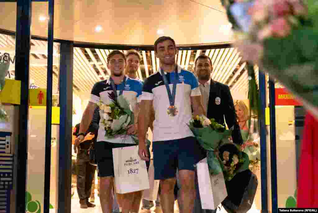 Echipa R. Moldova la judo iese pe poarta aeroportului. În plan secund - judocanul Mihail Latîșev și antrenorul naționalei - Valeriu Duminica. În prim plan - medaliații cu bronz, Denis Vieru (stânga) și Adil Osmanov. 