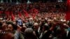 Njerëzit bëjnë fotografi të kryeministrit të Shqipërisë, Edi Rama, teksa ai mbërrin në një stadium para emigrantëve shqiptarë, në Athinë, Greqi, 12 maj 2024.