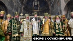Liturghie comună a preoților sârbi și macedoneni, la Lacul Ohrida, în iunie 2023. Ambele biserici balcanice înclină să dea dreptate bisericii ucrainene pro-ruse în disputa ei cu autoritățile de la Kiev.