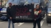 Andreea (dreapta) a fost surprinsă de decizia poliției din Paris de a interzice protestul pentru susținerea Palestinei de la Paris. Alături de un prieten, ea a purtat un banner cu mesajul: „Opriți genocidul poporului palestinian”.