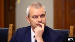 Лидерът на "Възраждане" Костадин Костадинов по време на заседанието на правната комисия в сряда.