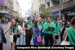 Nicu Ștefănuță cu un grup de voluntari, la strâns de semnături pe Calea Victoriei în București. În spatele său, mai mulți influenceri români.