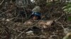Soldat din Brigada a 3-a de asalt separat din Ucraina în tranșee, în timpul bombardamentelor rusești de lângă Bahmut