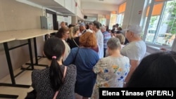 Coadă la vot la o secție de votare din București, 9 iunie 2024.