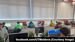 Grup de studenți la Universitatea Tehnică din Moldova