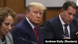 Donald Trump, în sala de judecată, unde i se aduc la cunoștință cele 34 de capete de acuzare și este trimis în judecată, pe 4 aprilie 2023