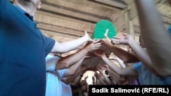 Članovi porodica opraštaju se od žrtava