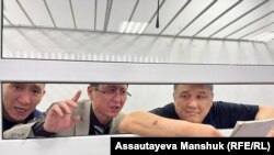 "Әуежайды басып алу" ісі бойынша айыпталған Ермұхамет Шилібаев, Қалас Нұрпейісов және Нұрлан Дәлібаев сот процесі кезінде. Алматы, 14 наурыз, 2023 жыл.