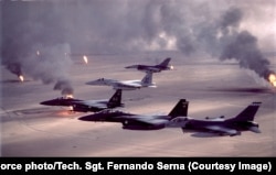 Ооганстандагы Баграм аэродромундагы жерде иштеген кызматкерлер F-16дан кыймылдаткычты чыгарып жатышат, 2014-жыл.