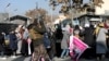 Një anëtar i forcave talibane gjuan me armë në ajër për të shpërndarë gratë afgane gjatë një proteste për më shumë të drejta për gratë, në Kabul.