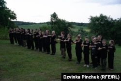 Децата ја рецитираат Молитвата на украинскиот националист, патриотска заклетва која сега е популарна меѓу некои воени единици во Украина