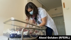 Potrivit legii, medicii și farmaciștii, care au studiat la buget, sunt obligați să muncească cel puțin 5 ani conform repartizării Ministerului Sănătății. În imagine: eroina unui reportaj al Europei Libere, Oxana Onoi, pediatru la spitalul raional Căușeni, unde a fost repartizată.