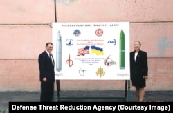 Një prezantim në Pavlohrad, më 1999, për të festuar “një milion orë pune të sigurt” të operacionit për shkatërrimin apo heqjen e armëve bërthamore të Ukrainës.