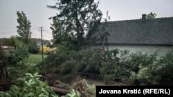 Србија - Двор на куќа во Нови Сад по невремето на 21 јули 2023 година.