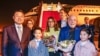 Președintele Braziliei, Luiz Inácio Lula, împreună cu soția sa, Rosangela „Janja” da Silva și cu vice-ministrul de externe chinez Xie Feng, la sosirea la Shanghai, prima etapă a vizitei oficiale în China, 13 aprilie 2023. 