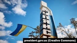 «Виявлені чисельні пошкодження приватного домоволодіння. Вражено гараж, дах і вікна житлового будинку, паркан та автомобіль», – ДСНС