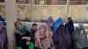 Gratë afgane duk pritur për të marrë ushqim nga agjencitë e huaja të bamirësisë në Kandahar, Afganistan, gusht 2023.