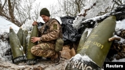 Украински војник подготвува артилериски гранати од 155 мм на позиција во близина на линијата на фронтот, среде руски напад врз Украина, во регионот Запорожје на 14 јануари 2024