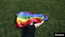Fotbalul masculin este considerat unul din sporturile cele mai „rezistente” la încercările de combatere a homofobiei. 