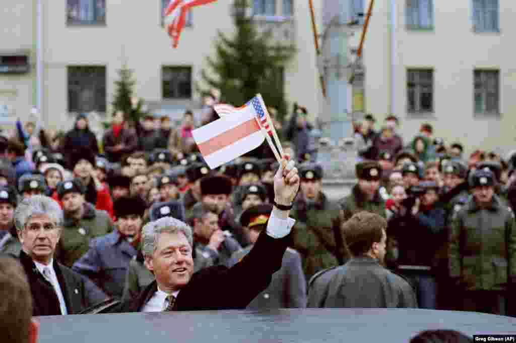 Clinton maše bjeloruskom i američkom zastavom u centru Minska tokom posjete američkog lidera u januaru 1994. godine, što je naširoko smatrano kao "zahvalnost" što je Bjelorusija prebacila svoje nuklearno oružje Rusiji. Clintonova šestosatna posjeta Bjelorusiji uključivala je obilazak spomen-obilježja žrtvama Staljinovih represija na periferiji Minska. Četiri mjeseca nakon što je Clinton bio u posjeti Bjelorusiji, u zemlji su održani prvi predsjednički izbori.