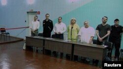 Politicianul rus de opoziție Aleksei Navalnîi (al doilea la stânga) și avocații săi la tribunal (foto arhivă)