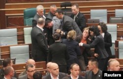 Disa deputetë të Vetëvendosjes duke u konfrontuar me pjesëtarë të Policisë së Kosovës pas përdorimit të gazit lotsjellës.