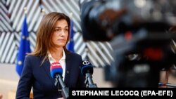 Varga Judit doorstep interjút ad egy korábbi tanácsülést megelőzően. Fotó: EPA-EFE